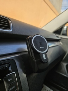 Partea din spate a adaptorului MagSafe, arătând sistemul precis de prindere pe baza originală VW.