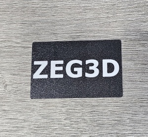Design interior al unui card de vizită premium negru, evidențiind cipul NFC inteligent integrat perfect în structură.