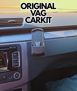 Comparație între suportul original VW gol și noul adaptor cu încărcare MagSafe instalat.