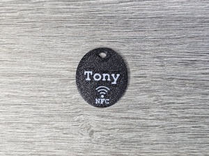 Tag smart NFC în formă ovală pentru identificarea rapidă a cățeilor si pisicilor, design modern și compact creat de ZEG3D.