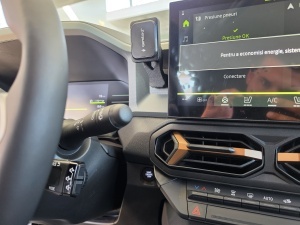 Detaliu cu suportul magnetic și materialul printat 3D din carbon lângă ecranul navigației Dacia