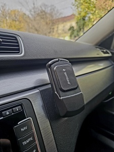 Detaliu cu suportul magnetic fixat elegant, fără găuri sau adeziv, în locașul de fabrică al unui VW Golf.