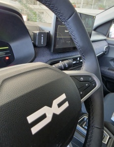 Unghiul perfect de vizualizare oferit de suportul dedicat ZEG3D pe bordul noii Dacia Logan și Sandero.