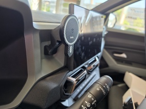 Modul de fixare a suportului magnetic direct pe punctul YouClip din dotarea din fabrică Dacia.