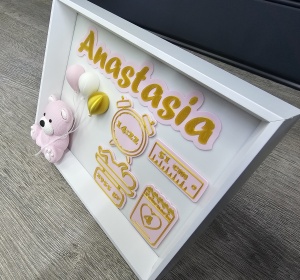 Tablou 3D personalizat cu datele nașterii pentru fetiță, în nuanțe de roz, creat de ZEG3D.