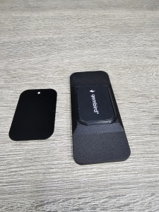 Adaptor magnetic din fibră de carbon montat pe sistemul auto Audi FSE.