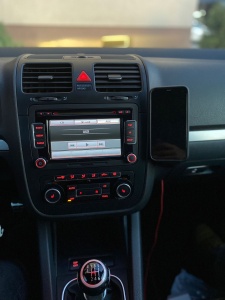 Adaptor printat 3D cu prindere magnetică fermă pentru telefon, instalat pe bordul unui VW Passat.