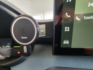 Detaliu suport MagSafe ZEG3D care permite accesul liber la mufa USB-C pentru Apple CarPlay și Android Auto.