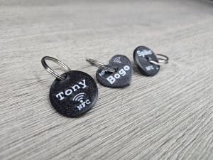 Set de medalioane inteligente NFC pentru căței si pisici, printate 3D de ZEG3D în forme și culori variate.