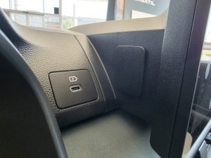 Slotul original pentru suportul multimedia de pe bordul Dacia generația 2021+, pregătit pentru instalarea suportului ZEG3D.