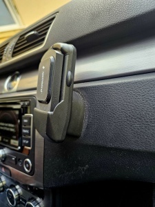 Detaliu cu suportul magnetic fixat elegant, fără găuri sau adeziv, în locașul de fabrică al unui VW Golf.