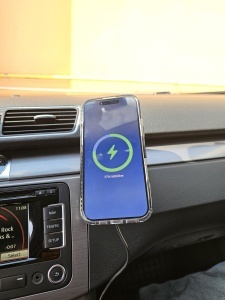 Adaptor încărcare wireless MagSafe compatibil cu suportul de fabrică Volkswagen, cu telefonul atașat.