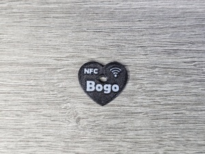 Medalion smart în formă de inimioară, dotat cu tehnologie NFC, cadoul perfect și sigur pentru animalul tău de companie.