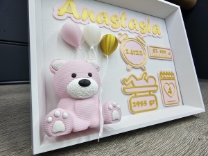 Detalii printate 3D cu ora nașterii, greutatea și lungimea bebelușului pe un tablou roz personalizat.