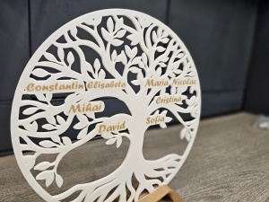Tablou 3D cu copacul familiei personalizat, așezat pe mobilă, ideal ca și cadou pentru părinți sau bunici