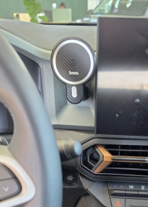 Telefon fixat și încărcându-se rapid pe suportul MagSafe dedicat pentru Dacia YouClip.