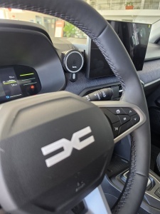 Vedere de la volan a suportului MagSafe ZEG3D montat lângă ecranul multimedia Dacia.