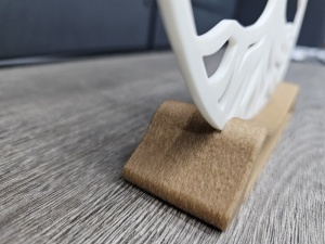 Tablou 3D cu copacul familiei personalizat, așezat pe mobilă, ideal ca și cadou pentru părinți sau bunici