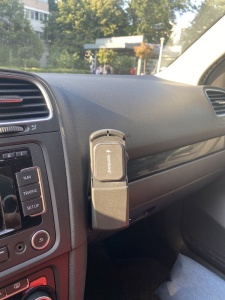 Detaliu cu suportul magnetic fixat elegant, fără găuri sau adeziv, în locașul de fabrică al unui VW Golf.