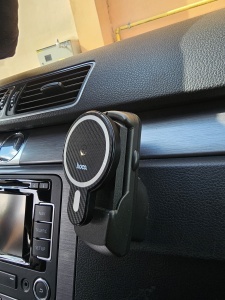 Vedere laterală a adaptorului MagSafe integrat perfect pe bordul unui Volkswagen pe carkit-ul original.