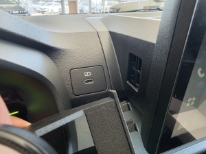 Detaliu slot braț multimedia Dacia Logan 3 și mufa USB-C accesibilă pentru conexiune date.