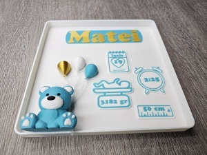 Prim-plan cu elementele 3D, calendarul și numele băiețelului integrate impecabil în tabloul personalizat ZEG3D.