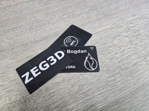 Set de carduri de vizită inteligente cu tehnologie NFC, personalizate 3D cu logo-ul companiei și design unic de ZEG3D.