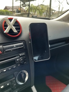 Adaptor magnetic compatibil cu suportul de fabrică Audi FSE, cu telefonul atașat.
