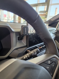 Vedere laterală a prinderii suportului pe bordul Dacia Duster cu sistem YouClip