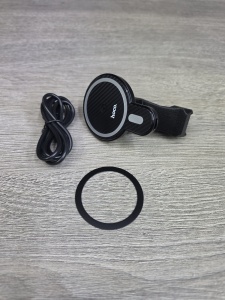 Conținutul pachetului: suport MagSafe Dacia YouClip, inel magnetic autoadeziv și cablu de alimentare USB.