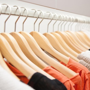 Set 10 Umerase din Lemn, EBA, Carlig rotativ 360 grad, Bara pentru pantaloni, Antiderapant, Lemn, Natur