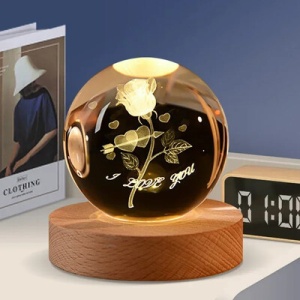 Glob Cristal 3D cu Trandafir si Mesaj , œI Love You, , Baza Lemn cu LED Calda, 10 cm, Cadou Romantic