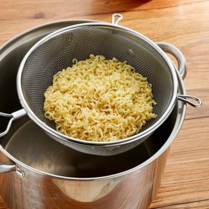 Strecuratoare bucatarie inox 18 cm, sita metalica fina pentru strecurat alimente - Img 3
