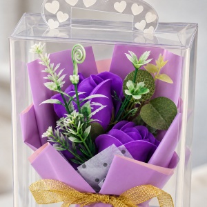 Buchet cadou cu 3 trandafiri de săpun mov, în cutie transparentă, 30 cm - Img 5