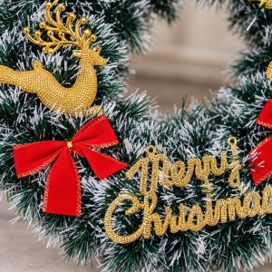 Coroniță decorativă de Crăciun cu reni aurii, fundițe roșii și inscripție Merry Christmas, 40x38 cm - Img 4
