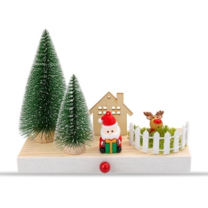 Decor de Crăciun pe soclu din lemn, cu brăduți, căsuță și figurine, fără lumini, 20x6 cm - Img 2