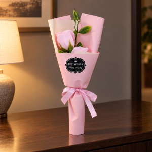 Buchet decorativ cu trandafiri roz pal, set cadou roz, 25 cm - Img 3