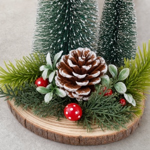Decorațiune de Crăciun cu 2 brazi, con de pin și ciuperci, bază de lemn, 18 × 12,5 cm - Img 4