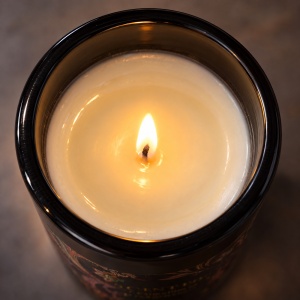 Lumânare parfumată în pahar de sticlă neagra, aromă camelie, in cutie cadou, 13 × 9 cm - Img 4