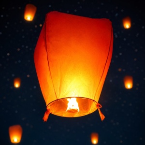 Set 10 Lampioane Zburătoare Sky Lantern, 100% Biodegradabile, pentru Nunți, Petreceri și Evenimente - Img 2
