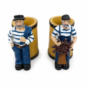 Set 2 Figurine Marinari cu Suport Tip Butoi – Suvenir Nautic Decorativ pentru Birou și Casă