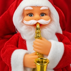 Figurină decorativă de Crăciun Moș Crăciun cu saxofon, pluș și plastic, 17 × 8 cm - Img 4