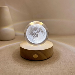 Glob Cristal 3D Luna 8 cm, cu LED si Baza Lemn, Lampa Decor Astronomica - Img 3