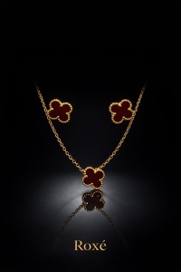 Set bijuterii Roxé auriu cu trifoi bordo, colier si cercei eleganti - Img 2