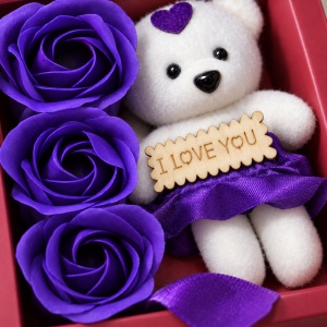 Decoratiune cadou cu 3 trandafiri din săpun și ursuleț I LOVE YOU, mov, cu fundita, 20cm - Img 3