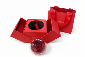 Trandafir criogenat in glob cu cutie rosie 15x14x12 cm, cadou romantic cu compartiment