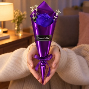 Buchet decorativ cu trandafir mov din sapun, cu funda satinata, 35 cm - Img 3
