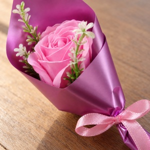 Buchet decorativ cu trandafir roz din sapun, cu funda satinata, 35 cm - Img 4