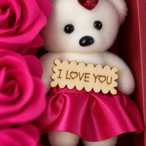 Decoratiune cadou cu 3 trandafiri din săpun și ursuleț I LOVE YOU, roz inchis, cu fundita, 20cm - Img 4