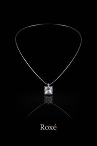 Lantisor invizibil Roxe reglabil 36cm cu pandantiv cristal patrat elegant - Img 2